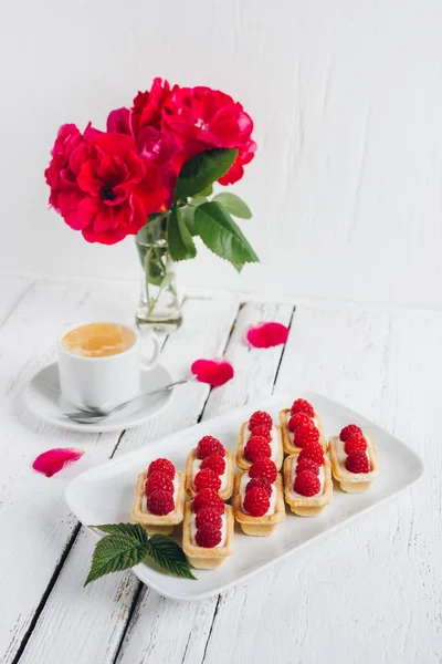 Deliciosos Mini Tartaletas Con Queso Cottage Frambuesas Frescas Una Taza — Foto de Stock