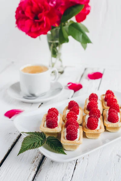 Deliciosos Mini Tartaletas Con Queso Cottage Frambuesas Frescas Una Taza — Foto de Stock