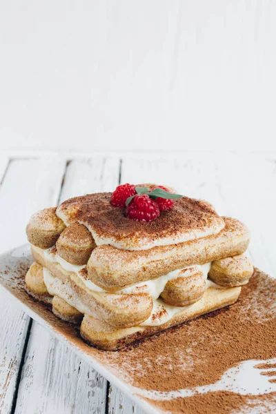 Dessert Italien Traditionnel Tiramisu Maison Avec Des Framboises Fraîches Sur — Photo