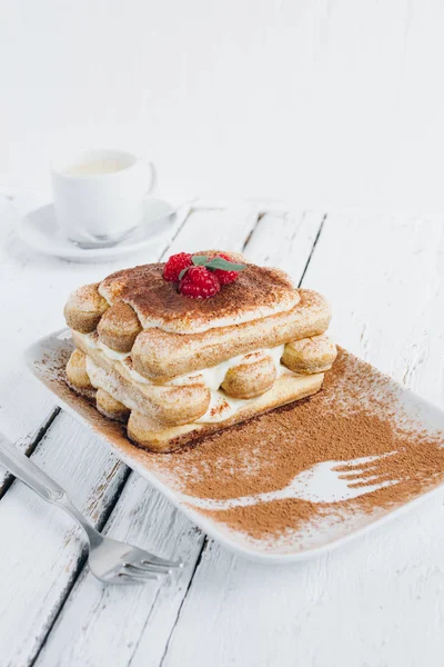 Dessert Italien Traditionnel Tiramisu Maison Avec Des Framboises Fraîches Sur — Photo