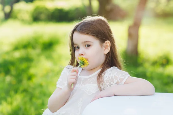 Mãe e uma filhinha caminham na primavera florescendo Apple — Fotografia de Stock