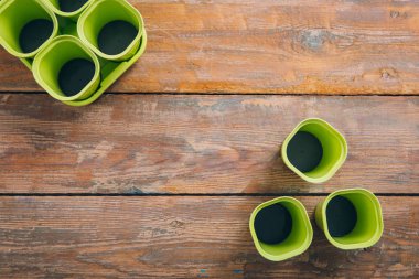 Kahverengi ahşap zemin üzerinde boş fide kapları