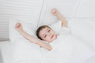 Çocuk sabah uyandım ve yukarı çekti