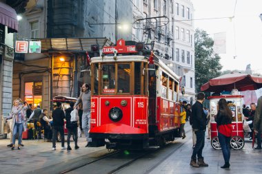 İstanbul, Türkiye, 29 Ekim 2018, İstiklal Caddesi'ndeki ünlü kırmızı vintage tramvay.