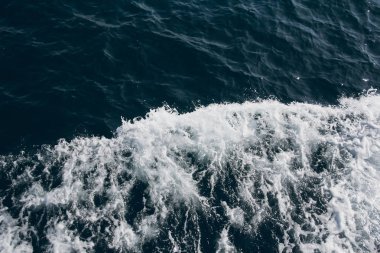 Boğaziçi gezisi, İstanbul, Türkiye. Su üzerindeki dalgalar.