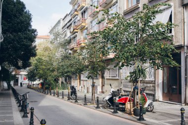 İstanbul, Türkiye, 30 Ekim 2018, Motosikletve kafe ile şehrin pitoresk sokakları.