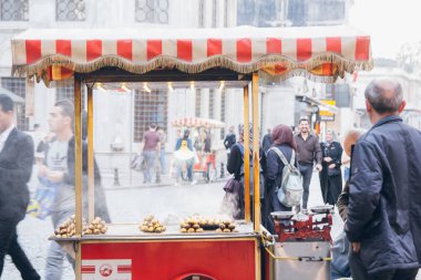 İstanbul, Türkiye, 30 Ekim 2018, Satılık Kamyonda Taze kavrulmuş kestane.