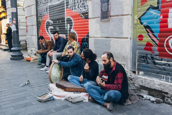 Estambul, Turquía, 29 de octubre de 2018, Los músicos que tocan en la calle Istiklal por la noche . —  Fotos de Stock