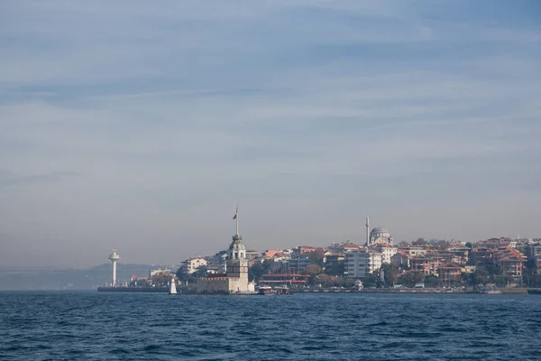 Crucero en el Bósforo, Estambul, Turquía. Olas en el agua . —  Fotos de Stock