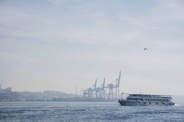 Crucero en el Bósforo, Estambul, Turquía. Olas en el agua . —  Fotos de Stock