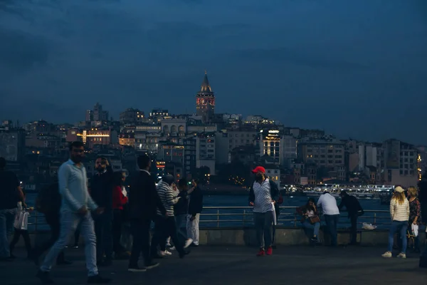 2018年10月30日、トルコのイスタンブール。ボスポラス海峡の夕方の堤防. — ストック写真