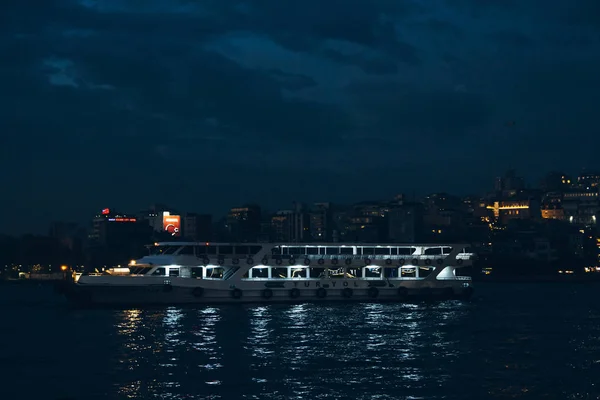 Estambul, Turquía, 30 de octubre de 2018. Terraplén nocturno del Bósforo . —  Fotos de Stock