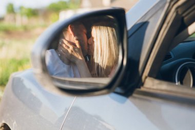 Aşık erkek ve kadın arabada oturan öpüşme Çift