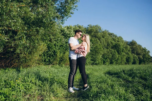 Casal cara e menina beijando na estrada na natureza — Fotografia de Stock