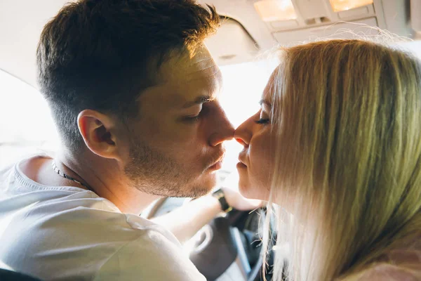 Casal apaixonado homem e mulher beijando sentado no carro — Fotografia de Stock