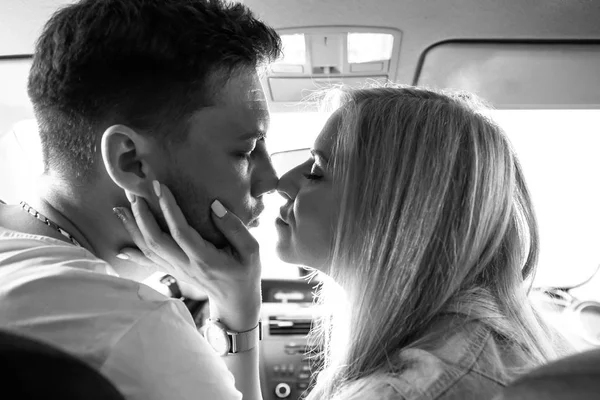 Couple amoureux homme et femme baisers assis dans la voiture — Photo