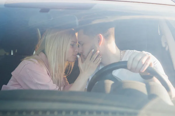 Casal apaixonado homem e mulher beijando sentado no carro — Fotografia de Stock