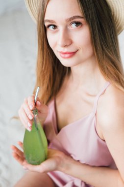 Kız Fesleğen tohumları ile sağlıklı bir yeşil içecek içecekler 