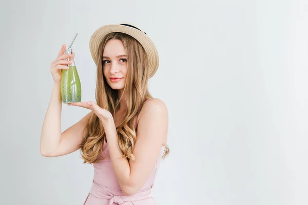 Chica bebe una bebida verde saludable con semillas de albahaca — Foto de Stock