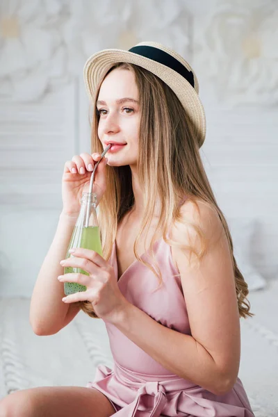 Dziewczyna pije zdrowy zielony napój z nasion bazylii — Zdjęcie stockowe