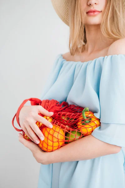 Joven hermosa chica con fruta fresca en una bolsa de hilo — Foto de Stock