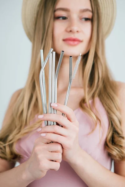 Mädchen hält Mehrweg-Trinkhalme aus Metall für Cocktails in den Händen — Stockfoto