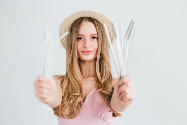 Mädchen vergleicht nützliche Metallröhren für Cocktails mit schädlichem Plastik — Stockfoto