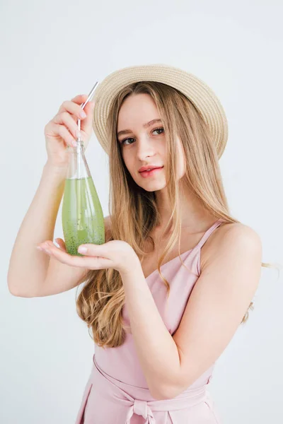 Chica bebe una bebida verde saludable con semillas de albahaca — Foto de Stock