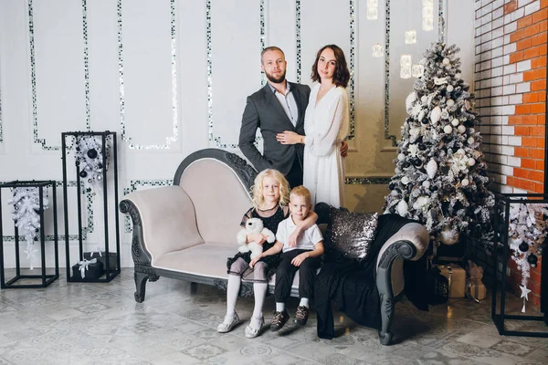 Glad Ung Familj Med Två Barn Vid Julgranen Gott Nytt — Stockfoto