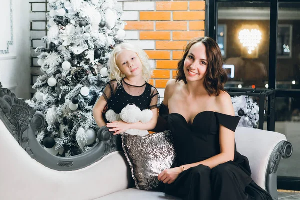 Söt Mamma Och Lilla Blonda Dotter Poserar Vid Julgranen Gott — Stockfoto