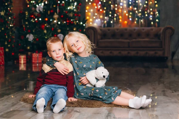 Söt Liten Blond Bror Och Syster Poserar Vid Julgranen Gott — Stockfoto