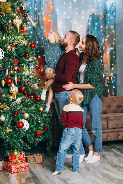 Trevlig Familj Dekorerar Julgran Gott Nytt Koncept Toning — Stockfoto