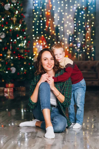 Söt Mamma Och Liten Son Blond Poserar Vid Julgranen Gott — Stockfoto