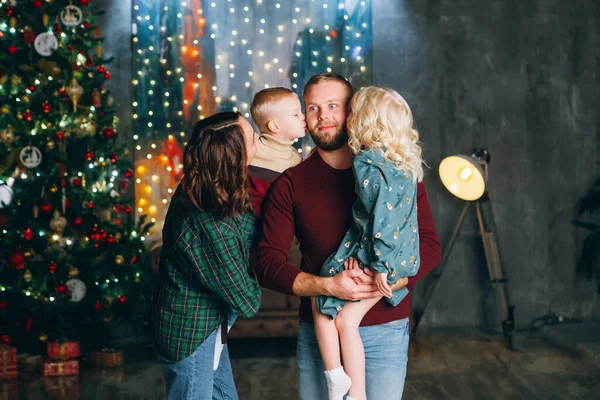 Glad Ung Familj Med Två Barn Vid Julgranen Gott Nytt — Stockfoto
