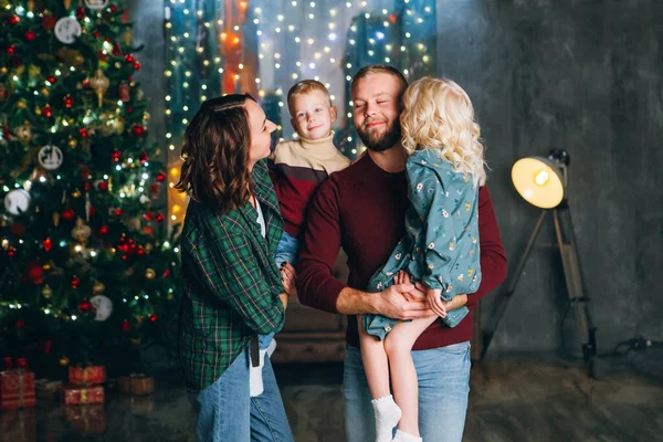 Glad Ung Familj Med Två Barn Vid Julgranen Gott Nytt — Stockfoto