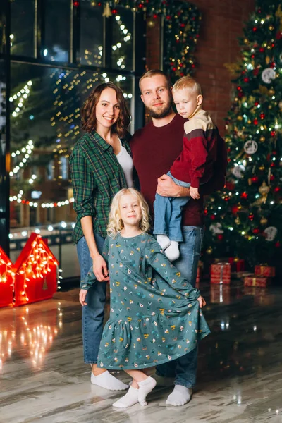 Glad Ung Familj Med Två Barn Vid Julgranen Gott Nytt — Stockfoto