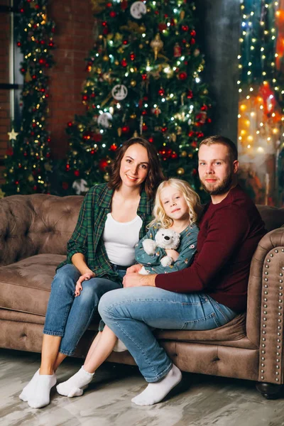 Nette Familienmutter Papa Und Tochter Posieren Weihnachtsbaum Frohes Neues Jahr — Stockfoto