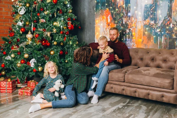 Glad Ung Familj Med Två Barn Vid Julgranen Gott Nytt — Stockfoto