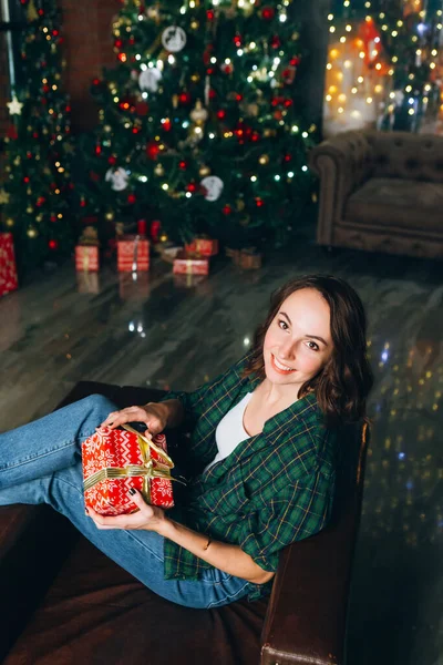 Ung Nöjd Vacker Brunett Kvinna Håller Presentask Händerna Vid Julgranen — Stockfoto