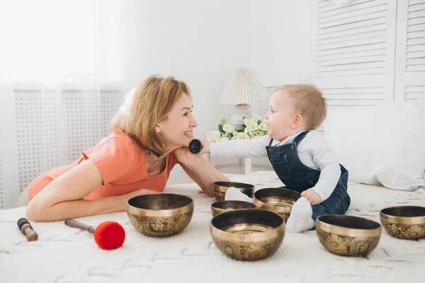 Petit Garcon Jouant Avec Des Bols Chantants Tibetains Assis Sur Le Lit Therapie Sonore Pour Le Bebe Tonique Spa Souriez Stock Photo Petit Garcon Jouant Avec Des Bols Chantants Tibetains Assis Sur Le Lit Therapie Sonore Pour Le Bebe Tonique Spa Souriez Stock Photo