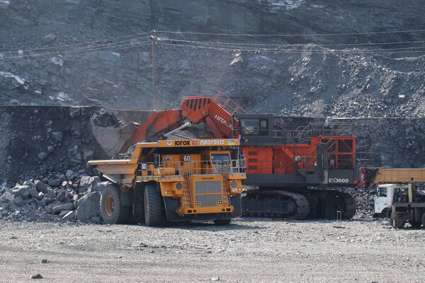 Техника в железной руде карьеров. БелАЗ
