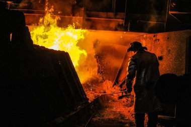 Metalurji fabrikasında çelik üretimi