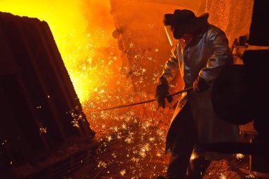 Metalurji fabrikasında çelik üretimi