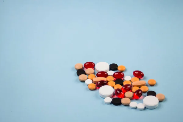 Különböző Színű Tabletták Kék Alapon Vírusokkal Fertőzésekkel Szembeni Védelem — Stock Fotó