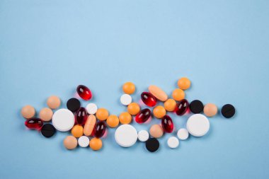 mavi arkaplanda farklı renkte haplar