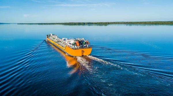 Ein großer Öltanker von orange-schwarzer Farbe lizenzfreie Stockbilder