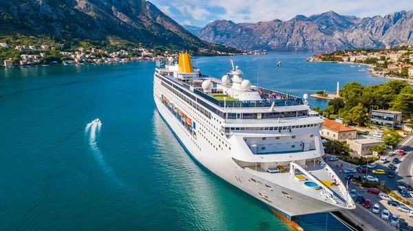 Büyük bir su kütlesi içinde küçük bir tekne.