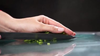 Bıçak tutan bir el.