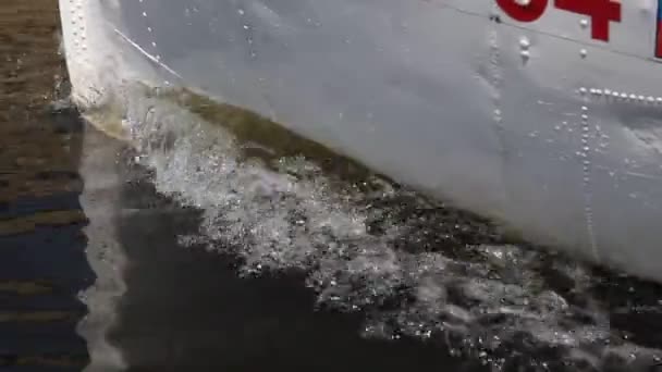 Волны для резки лодок из белого металла — стоковое видео