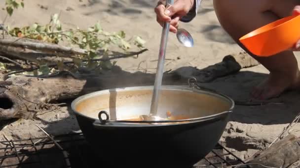 Una persona cocinando comida en un tazón — Vídeos de Stock